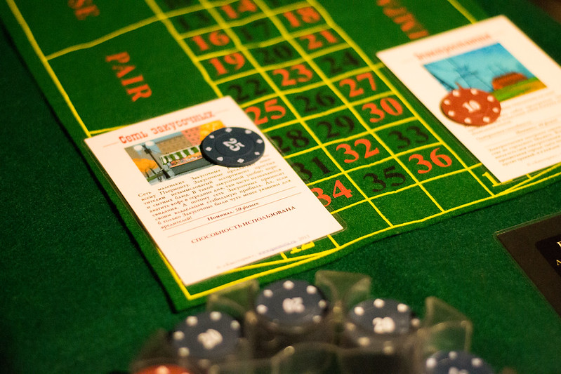 Ведущий развлекает гостей на корпоративе в Кургане