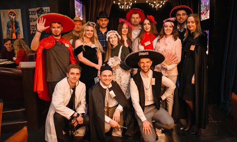 Корпоратив на Новый год в Кургане — празднично украшенный банкетный зал